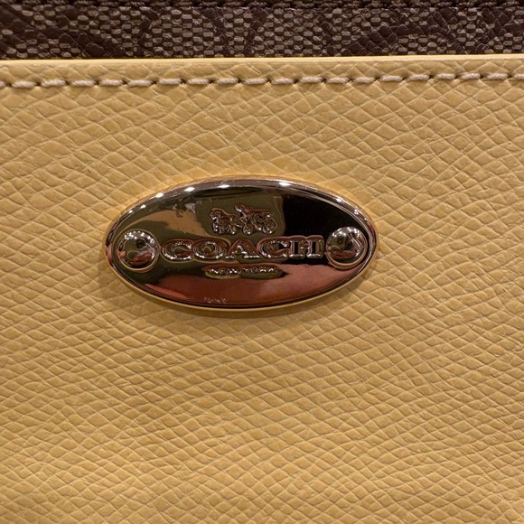 Coach Yellow Saffiano Leather
Clutch-C logo Signature Pop Pouch-NWT-Wristlet - Picture 6 of 7